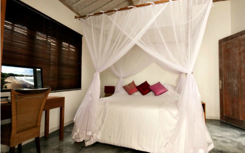 villa-adagian-umalas-bali-bedroom-air-conditionning-with-computer