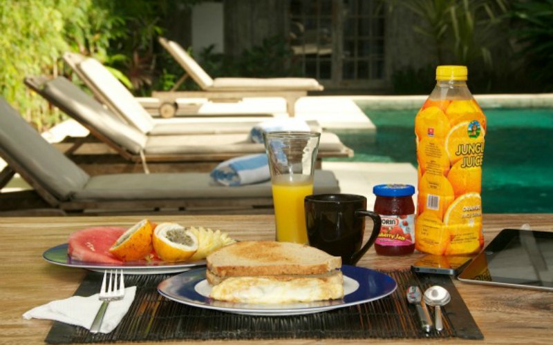 villa-adagian-umalas-bali-breakfast_by_the_pool