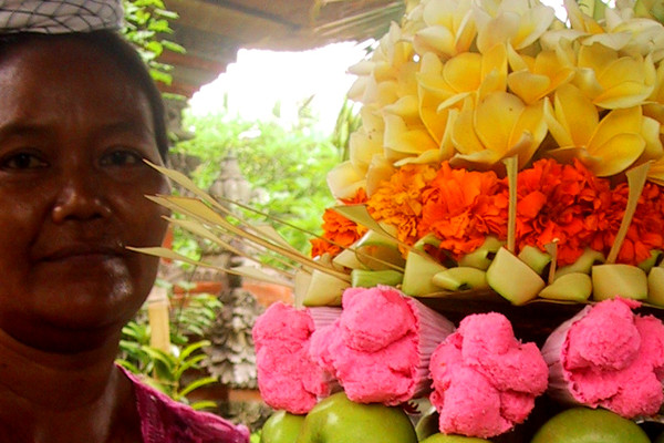 Balinese woman with offering | © The Shopping Sherpa/Flickr