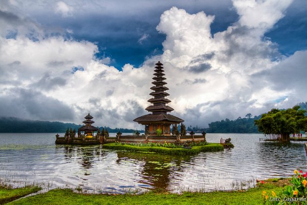 Bedugul_lake_Bali_temple